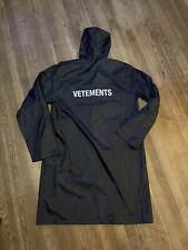 Logotipo de capa de chuva de PVC tamanho grande VETEMENTS medidas de tamanho único em fotos designer comprar usado  Enviando para Brazil