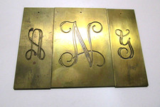 Monograma de 3 linhas 2,75" gravação em latão conjunto completo de fonte + baixo + caixa NOVO HERMES 35-355 comprar usado Monograma de 3 linhas 2,75" gravação em latão conjunto completo de fonte + baixo + caixa NOVO HERMES 35-355 comprar usado  Enviando para Brazil