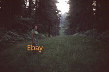 Slide 35mm - Mulher pensativa na pista através da madeira, 1979 comprar usado Slide 35mm - Mulher pensativa na pista através da madeira, 1979 comprar usado  Enviando para Brazil