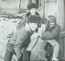 Foto vintage dos anos 1970 Funny People Hugs homens mulher sorriso se divertir caras senhora menina comprar usado  Enviando para Brazil