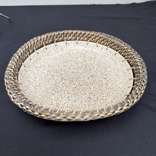 Taca do serwowania z tkaną obręczą z rattanu / trawy morskiej i nakrapianą, ceramiczną podstawą.  (K1) na sprzedaż  Wysyłka do Poland