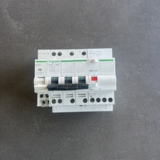 Disjoncteur schneider 4poles d'occasion Disjoncteur schneider 4poles d'occasion  Cannes-La-Bocca