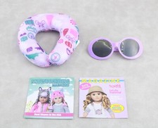 Travesseiro de viagem de pelúcia e óculos de sol e 2 conjuntos de revistas fingidas para boneca companhia aérea de 18"" comprar usado  Enviando para Brazil