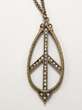 Colar pingente texturizado Brasstone sinal de paz detalhes de strass boho hippie, usado comprar usado  Enviando para Brazil