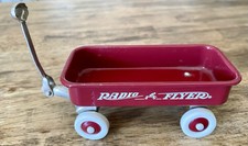 Vagão de brinquedo vintage aparência rádio panfleto mini miniatura casa de bonecas metal vermelho 4" x 2" comprar usado  Enviando para Brazil