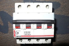 Disjoncteur tetrapolaire 40a d'occasion Disjoncteur tetrapolaire 40a d'occasion  Barr