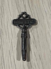 Usado, Máquina de costura doméstica vintage esteira armário ornamentado chave quadrada - GRÁTIS S/H!! comprar usado  Enviando para Brazil