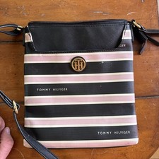 Bolsa tiracolo listrada preta e rosa Tommy Hilfiger com logotipo dourado alça ajustável comprar usado  Enviando para Brazil