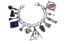 Bracciale triangolo deathly usato  Roma