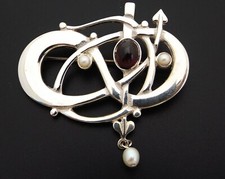 Glasgow girls brooch d'occasion  Expédié en Belgium