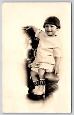 Cartão postal RPPC criança com tigela cortada sentado em poltrona de couro foto real criança comprar usado  Enviando para Brazil