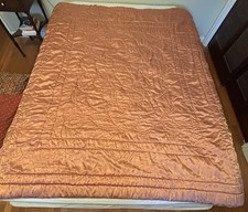 Cobertor de edredom acolchoado de cetim rosa ouro rosa 68”x77” duplo década de 1950 comprar usado Cobertor de edredom acolchoado de cetim rosa ouro rosa 68”x77” duplo década de 1950 comprar usado  Enviando para Brazil