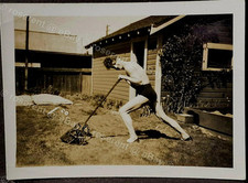 Usado, Década de 1940? um fisiculturista jovem cortando grama em baús de natação - foto 9 por 6cm comprar usado  Enviando para Brazil