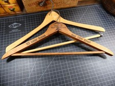 Cabide de madeira vintage Billy Taub loja de roupas inteligentes Lenox Avenue & Wishbone EUA, usado comprar usado  Enviando para Brazil