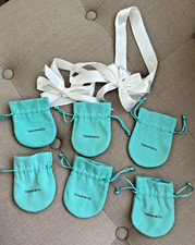 Usado, Lote de 6 bolsas pequenas azuis Tiffany & Co e 2 fitas de cetim branco comprar usado  Enviando para Brazil