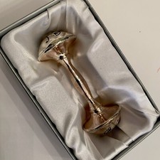Chocalho de bebê em tom de prata em meia caixa estilo haltere impresso floral extremidades de bloco comprar usado  Enviando para Brazil