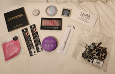 Lote de 12 + peças de maquiagem sortida - sombras e paletes de cor labial e muito mais novo comprar usado  Enviando para Brazil
