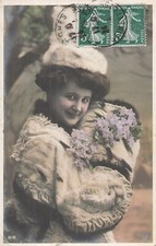 Femme elegante chapeau d'occasion Femme elegante chapeau d'occasion  Vasles