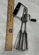 Batedor de ovos vintage manual aço inoxidável, cabo preto, 10 1/2” comprar usado Batedor de ovos vintage manual aço inoxidável, cabo preto, 10 1/2” comprar usado  Enviando para Brazil