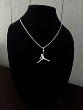 Colar Pingente Jordan Jumpman - MJ - Banhado a Prata - Corda de 3mm - Corrente 22" comprar usado  Enviando para Brazil