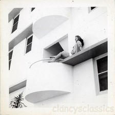1940 Incomum Beleza Ousada Jovem Loira Art Deco Pose de Construção na Varanda comprar usado  Enviando para Brazil