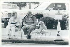 Usado, Foto de imprensa 1985 cachorro bonito sentado em cadeira de gramado ao lado de mulheres esperando por desfile comprar usado  Enviando para Brazil