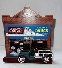 Sheila’s Collectibles Soda Pop Stop T.W. Decoração Paly Drugs Co. Coca-Cola 1998 comprar usado Sheila’s Collectibles Soda Pop Stop T.W. Decoração Paly Drugs Co. Coca-Cola 1998 comprar usado  Enviando para Brazil