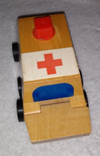 Ambulanza giocattolo legno usato  Spedire a Italy