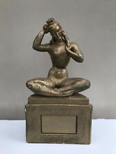 OSZAŁAMIAJĄCA GIPSOWA POZŁACANA FIGURKA Z LAT 1940. KOPIA "CHWAŁY KORONY" DORA GORDINE na sprzedaż  Wysyłka do Poland