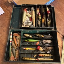 Caixa de equipamento de lata vintage, carregada com iscas de pesca - Heddon Creek Chub South Bend comprar usado  Enviando para Brazil