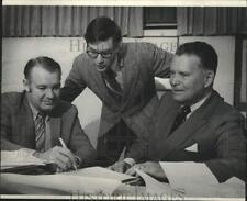 1971 Press Photo Harvey Kuenn, novo treinador Brewer, outros, papéis de assinatura. comprar usado  Enviando para Brazil