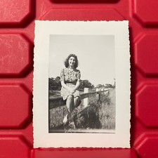 Fotografia de mulher sentada em uma cerca fora 3 x 4 1/8 pré-propriedade vintage 1944 comprar usado  Enviando para Brazil