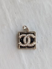 Chanel faux pearl d'occasion  Expédié en Belgium