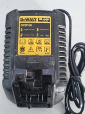 Dewalt dcb100 caricabatterie usato  Montecchio Emilia
