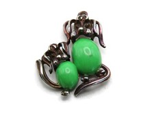 Berloque de colar dois cães com incrustação de pedra verde prata e tom dourado comprar usado  Enviando para Brazil