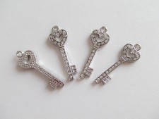 2pz charms ciondoli usato 2pz charms ciondoli usato  Siculiana