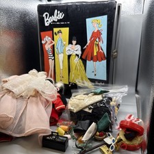 Lote vintage de roupas e acessórios da Barbie 1961 estojo de transporte armário fantasia LOOK comprar usado Lote vintage de roupas e acessórios da Barbie 1961 estojo de transporte armário fantasia LOOK comprar usado  Enviando para Brazil