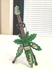 Mini guitarra Cheech & Chong autografiada firmada a mano certificada por la JSA con estuche segunda mano  Embacar hacia Mexico