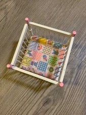 Berço para casa de bonecas madeira branco formato quadrado miniatura berçário também peito e carroça comprar usado  Enviando para Brazil