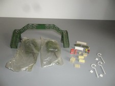 Lote de accesorios de trabajo de modelismo ferroviario (OO), puente peatonal, árboles, figuras, etc. segunda mano  Embacar hacia Mexico