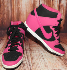 Tênis Nike Dunk Sky High Feminino Tamanho 10 Rosa Preto Cunha Hi-Top 644877-010 comprar usado Tênis Nike Dunk Sky High Feminino Tamanho 10 Rosa Preto Cunha Hi-Top 644877-010 comprar usado  Enviando para Brazil
