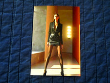 MODELO MORENA DESLUMBRANTE com PERNAS COMPRIDAS POSANDO EM VESTIDO PRETO SEXY E FOTO DE MEIA-CALÇA comprar usado  Enviando para Brazil