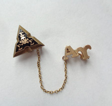 Broche ossos cruzados crânio esmalte tri sigma ouro amarelo sólido 10K 2,4 g sem sucata comprar usado Broche ossos cruzados crânio esmalte tri sigma ouro amarelo sólido 10K 2,4 g sem sucata comprar usado  Enviando para Brazil