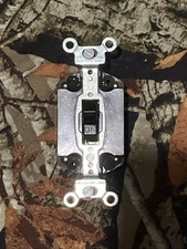 Interruptor de descarga de polo único Hubbell 20A (20A.-250V.).  (20A.-125V.T.) comprar usado  Enviando para Brazil