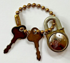 Antigo LARK Miniatura PADLOCKS E DUAS CHAVES E Corrente de Bolas de Latão Estampada Original comprar usado  Enviando para Brazil