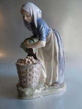 Używany, Duża figurka Royal Copenhagen Ch. Thomsen Dziewczyna zbierająca ziemniaki na sprzedaż  PL