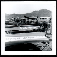 1950s/60s DRAG BOATS em cena de estacionamento com "extra seco": SNAPSHOT vintage comprar usado  Enviando para Brazil