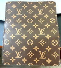 Folha de tecido de lona revestida L.V monograma marrom 7,5"L x 9-1/8"H comprar usado Folha de tecido de lona revestida L.V monograma marrom 7,5"L x 9-1/8"H comprar usado  Enviando para Brazil