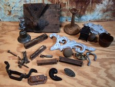 cajón de chatarra mixto lote de artículos antiguos y vintage de metal oxidado. Plancha de café segunda mano cajón de chatarra mixto lote de artículos antiguos y vintage de metal oxidado. Plancha de café segunda mano  Embacar hacia Mexico