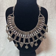 Usado, Colar grande de metal com folha pendurada e desenhos geométricos strass comprar usado  Enviando para Brazil